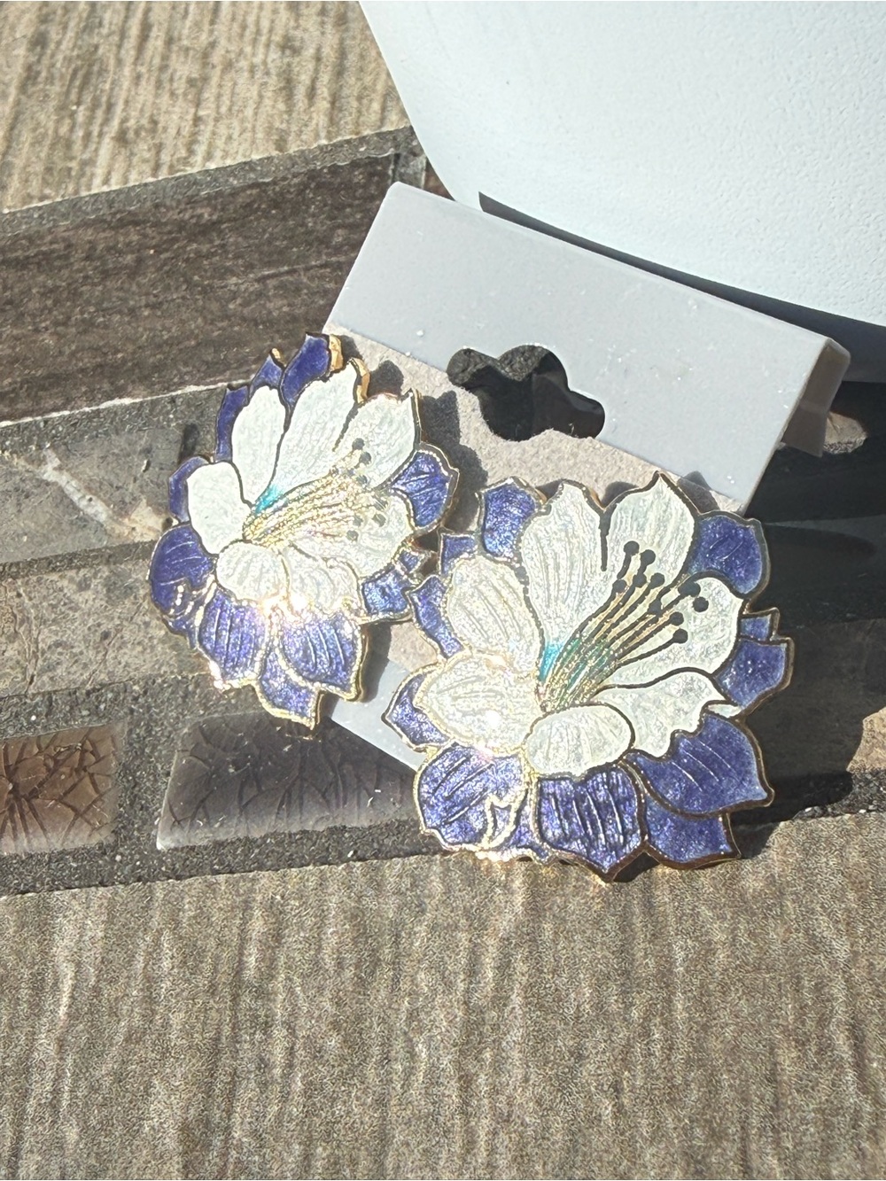 Vintage Avon cloisonné enamel flower Lilly Earrings Purple White - Picture 3 of 4
